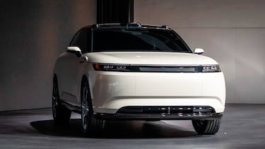 Así es el primer coche de PlayStation: control remoto con mando y un Astro Bot por dentro