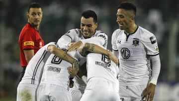 El jugador de Colo Colo Carlos Carmona, centro, celebra con sus companeros su gol contra Corinthians