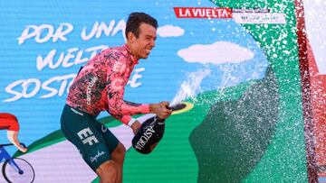 Rigoberto Urán celerbando su victoria de etapa en la Vuelta a España 2022.