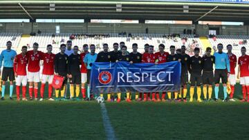 Los jugadores del Atl&eacute;tico y Bayern de la Youth League antes de empezar el partido. 