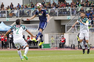 El jugador de Universidad de Chile Sebastian Ubilla,  centro, marca  su gol contra Santiago Wanderers durante el partido de primera division disputado en el estadio Elias Figueroa de Valparaiso, Chile.