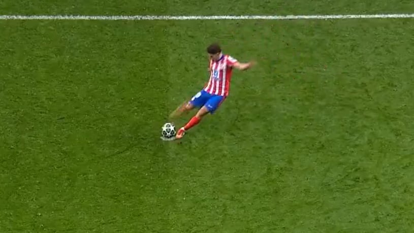 Por qu no vali el penalti de Julin Alvarez: toc dos veces el baln al disparar
