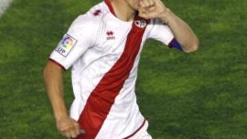 El delantero del Rayo Vallecano Francisco Medina &quot;Piti&quot; celebra tras marcar ante el Athletic de Bilbao, durante el partido de Liga disputado esta noche en el estadio de Vallecas, en Madrid. 