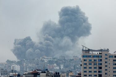 El humo se eleva tras los ataques israeles en Gaza.