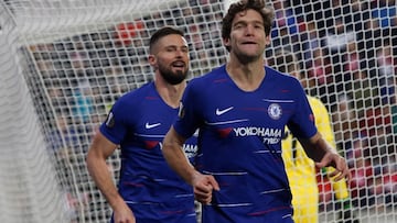 FSI001. PRAGA (REPÚBLICA CHECA), 11/04/2019.- Marcos Alonso (d) del Chelsea celebra después de anotar la ventaja de 1-0 durante el partido por los cuartos de final de la Liga Europa de la UEFA entre el SK Slavia Prague y el Chelsea FC este j