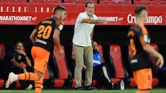 Valencia&#039;s Spanish coach Voro Gonzalez gestures during the Spanish league football match Sevilla FC against Valencia CF at the Ramon Sanchez Pizjuan stadium in Seville on July 19, 2020. (Photo by CRISTINA QUICLER / AFP)