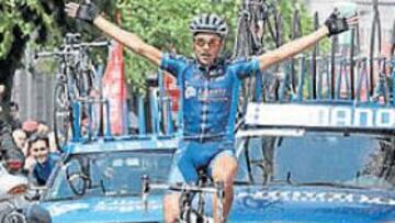 <b>TRÍO ESTELAR. </b>Alberto Contador, invitado de honor en la Clásica a los Puertos, saluda a Alejandro Valverde y a Óscar Pereiro en el podio.