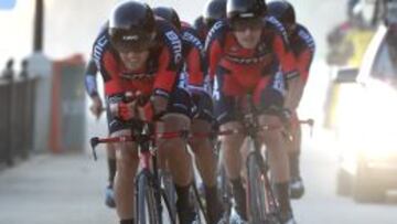 El BMC se impuso en la crono por equipos del Tour y ayer repitió en la Vuelta. El equipo estadounidense posó luego en el podio, sobre la playa y junto al mar.