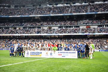 Los equipos de ambas plantillas posan con el cartel del Coraz車n Classic Match 2024.