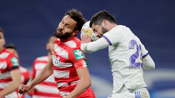 Germán Sánchez, pugnando con Isco por un balón en el Santiago Bernabéu.