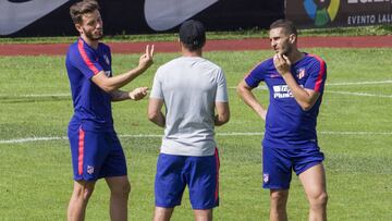Simeone habla con Saúl y Koke.