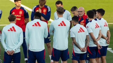 07/10/25 PREVIA CLASIFICACION MUNDIAL 2026
FASE DE GRUPOS GRUPO E GEORGIA BULGARIA
ENTRENAMIENTO SELECCION ESPAÑOLA ESPAÑA
LUIS DE LA FUENTE CHARLA GRUPO