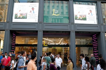 Poco a poco fue llegando aún más gente, hasta llenarse la acerca colindante con la entrada de la tienda.