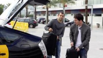 <b>EN TAXI. </b>Mascherano y Messi llegaron ayer así al entrenamiento.