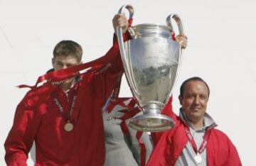El 25 de mayo de 2005, el Liverpool conquista la Champions League tras ganar en los penaltis al Milan, al empatar 3-3. Como capitán, Steven Gerrad fue el encargado de levantar la Copa de Europa. Ese mismo año, ganan al CSKA de Moscú la Supercopa de Europa.PUBLICADA 09/06/15 NA MA12 3COL