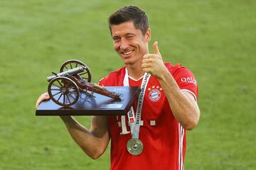 Robert Lewandowski posa con el trofeo de mximo goleador de la temporada en la Bundesliga. 