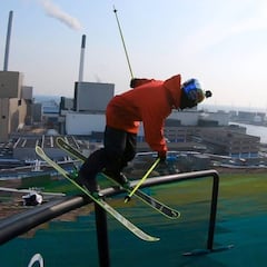 Esquí extremo y sin nieve de Jesper Tjäder por la azotea de una planta incineradora