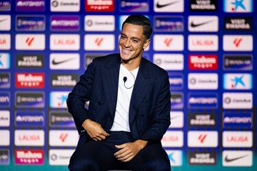 Giacomo Raspadori durante la presentación. 