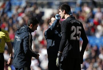 Courtois detuvo un balón con la cara al inicio del partido y tuvo que ser atendido por los servicios médicos.