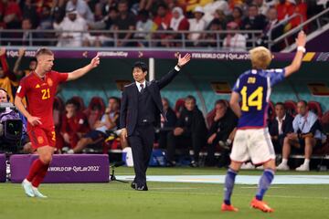 El entrenador de la selección de Japón, Hajime Moriyasu, en su área técnica dando instrucciones.