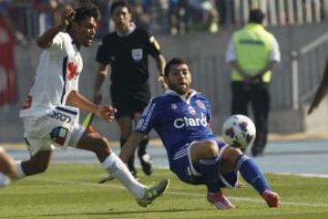 José Rojas continúa el juego pese a estar en el suelo.