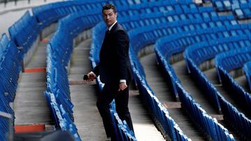 MADRID, SPAIN - MARCH 30: Real Madrid's football player Cristiano Ronaldo climbs the tribune during the announcement of a new sponsorship agreement with Spanish telecoms giant Telefonica S.A. at Estadio Santiago Bernabeu on March 30, 2017 in Madrid, Spain. (Photo by Burak Akbulut/Anadolu Agency/Getty Images)