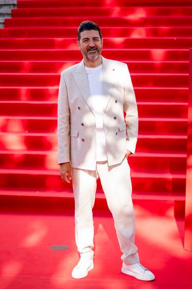 El locutor de radio Tony Aguilar posa en la alfombra roja de la Primera edición de los Premios de la Academia de la Moda Española.
