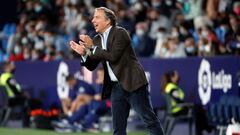 GRAFCVA9924. VALENCIA, 28/10/2021.- El entrenador del Levante UD,Javier Pereira, durante el partido contra el Atl&eacute;tico de Madrid disputado este jueves en el estadio Ciutat de Valencia.EFE/ Biel Ali&ntilde;o