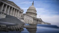 WASHINGTON, DC - 10 DE FEBRERO: El edificio del Capitolio de los Estados Unidos se refleja en el cap&oacute; de un autom&oacute;vil el 10 de febrero de 2021 en Washington, DC.