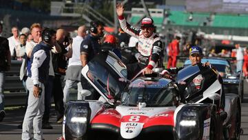 Alonso, Buemi (en el coche) y Nakajima, con el Toyota ganador de las 6 Horas de Silverstone 2018 (WEC). 