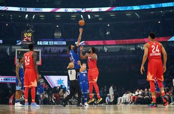 Joel Embiid y Anthony Davis pelean por la posesión del balón en el salto inicial.