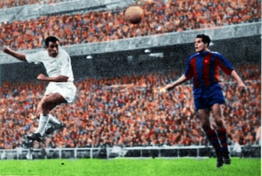 El centrocampista coruñés Amancio anota el tercer gol al FC Barcelona el 8 de noviembre de 1964.