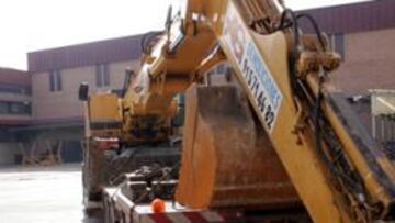 <b>MÁQUINAS. </b>Las excavadoras entraban ayer en la fábrica de la Mahou, cerca del Calderón.