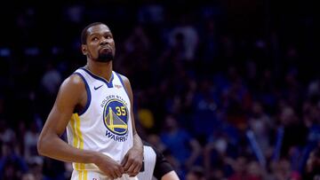 LOS ANGELES, CALIFORNIA - APRIL 26: Kevin Durant #35 of the Golden State Warriors reacts as he leaves the game late in the fourth quarter in a 129-110 win over the LA Clippers during Game Six of Round One of the 2019 NBA Playoffs at Staples Center on April 26, 2019 in Los Angeles, California. Harry How/Getty Images/AFP NOTE TO USER: User expressly acknowledges and agrees that, by downloading and or using this photograph, User is consenting to the terms and conditions of the Getty Images License Agreement.
== FOR NEWSPAPERS, INTERNET, TELCOS & TELEVISION USE ONLY ==