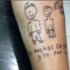 Luis Delgado se tatúa carta y dibujo de su hijo Mathias