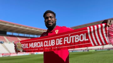 Drenthe durante su presentaci&oacute;n como nuevo jugador del Real Murcia.