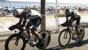 <b>LEOPARDOS EN LA PLAYA. </b>El Leopard de los Schleck, pero sin los Schleck y con Cancellara, ganó la crono de Benidorm. El danés Jakob Fuglsang es el primer líder.