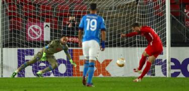 David Ospina ataja penal en empate de Napoli ante AZ