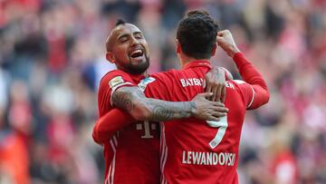 Futbol, Bayern Munich vs Eintracht Frankfurt
Bundesliga 2017.
El jugador de Bayern Munich, Arturo Vidal, izquierda, celebra el gol de Robert Lewandowski contra Eintracht Frankfurt durante el partido de primera division en el estadio Allianz Arena, en Munich, Alemania.
11/03/2017
Firosport/Photosport********
Football, Bayern Munich vs Eintracht Frankfurt
Bundesliga 2017
Bayern Munich's player Arturo Vidal, left, celebrates the goal of Robert Lewandowski against Eintracht Frankfurt during the first football match held at the Allianz Arena stadium in Munich, Germany.
11/03/2017
Firosport/Photosport