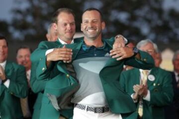 Sergio García puts on the green jacket.