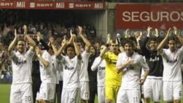 <b>ALIRÓN EN SAN MAMÉS. </b>Los jugadores del Real Madrid celebraron el título junto a los aficionados blancos que se desplazaron hasta San Mamés.