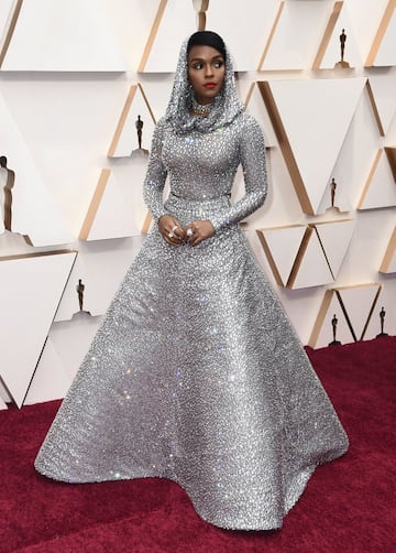 Janelle Monae, cantante, productora y actriz estadounidense, con un espectacular vestido íntegramente bordado con piedras y brillantes. 