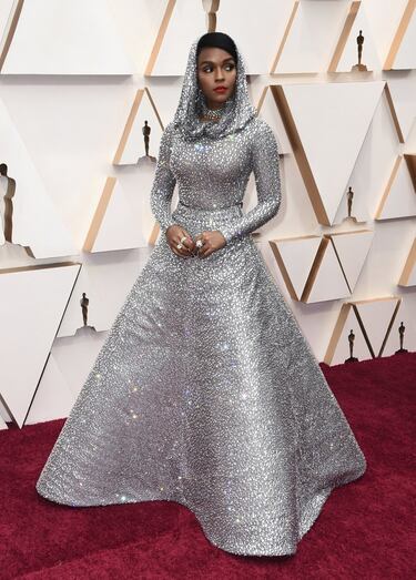 Janelle Monae, cantante, productora y actriz estadounidense, con un espectacular vestido íntegramente bordado con piedras y brillantes. 