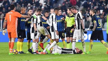 Jugadores de la Juventus y del Inter increpan al &aacute;rbitro tras una acci&oacute;n que decret&oacute; en el partido del pasado fin de semana.