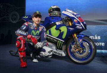 El piloto Jorge Lorenzo posa para los medios durante la presentación oficial del equipo Movistar Yamaha.