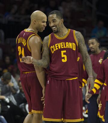 J. R. SMITH.
De tirador de rachas poco fiable en los partidos competitivos y defensor errático, JR pasó a ser un escudero perfecto en los playoffs 2016, implicado en defensa y capaz de castigar a los rivales desde la línea de tres en cuanto se cerraban sobre las penetraciones de LeBron y Kyrie. Una lesión en la mano le impidió jugar los dos duelos de la Regular Season contra los Warriors y en el estreno en las Finales anotó un triple y no hizo nada más en una actuación fantasmal (1/4 en tiros, cero en rebotes, asistencias, robos o tapones). Después de un año más complicado que el anterior, su equipo necesita que vuelva a ser esa mezcla de trabajo y talento que le permitió pasarse después más de un mes celebrando... y sin ponerse una camiseta.