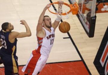 Jonas Valanciunas (Raptors) machaca pese a la presencia de Anthony Davis (Pelicans).