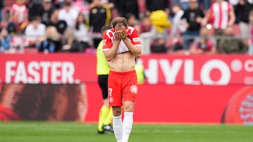 GIRONA, 05/04/2025.- El defensa neerlandés del Girona Daley Blind durante el partido de LaLiga entre el Girona y el Deportivo Alavés este sábado en el estadio Montilivi en Girona. EFE/ Siu Wu