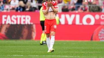 GIRONA, 05/04/2025.- El defensa neerlandés del Girona Daley Blind durante el partido de LaLiga entre el Girona y el Deportivo Alavés este sábado en el estadio Montilivi en Girona. EFE/ Siu Wu