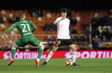 19 años. La mejor noticia del Valencia en un año negro. Como interior o como mediapunta, tiene calidad, personalidad para pedir el balón, desparpajo y llegada al área. Voro apuesta fuerte por él y Celades le vigila para la Sub-21.